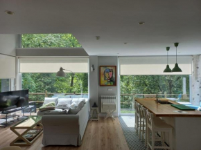 Casa con bosque y rio en pueblo con alma